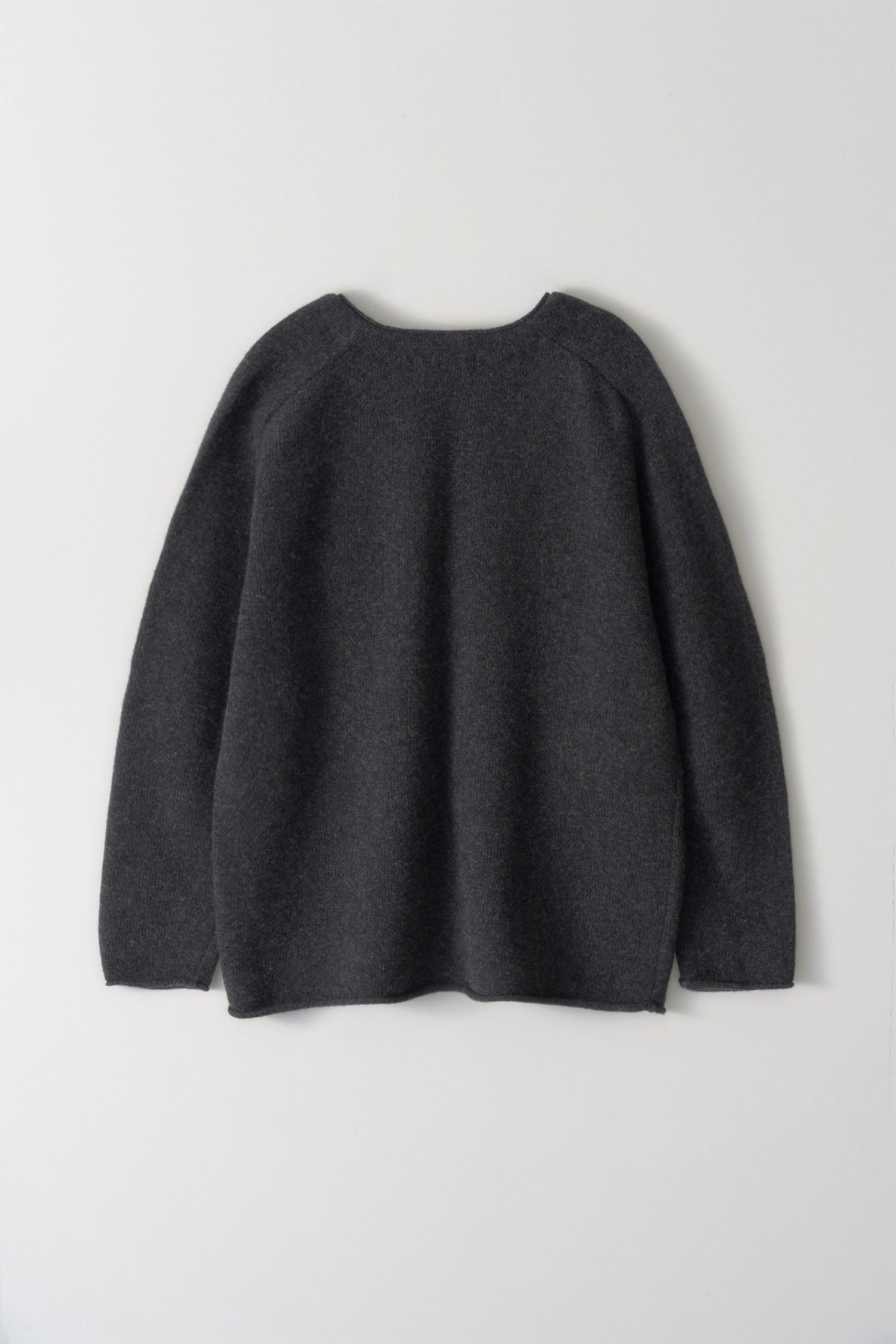 CERIN DEEP V-NECK PULLOVER (Charcoal)