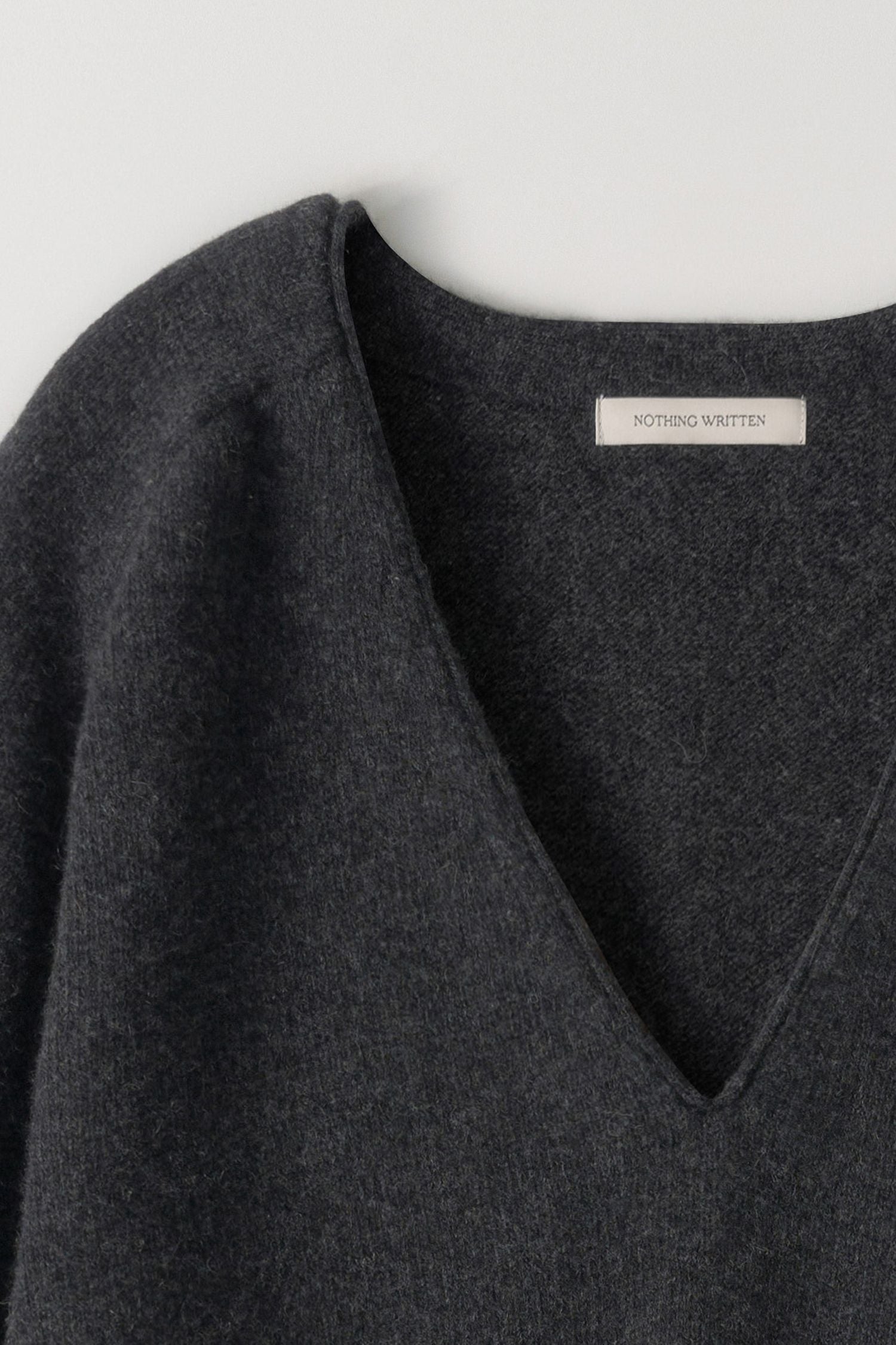 CERIN DEEP V-NECK PULLOVER (Charcoal)