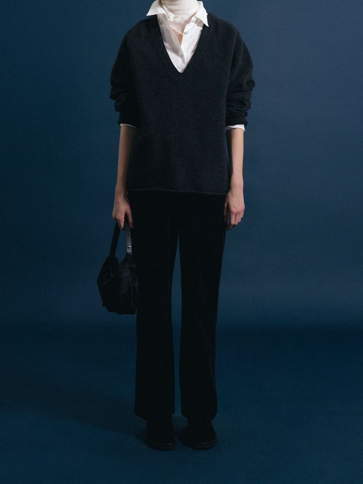 CERIN DEEP V-NECK PULLOVER (Charcoal)