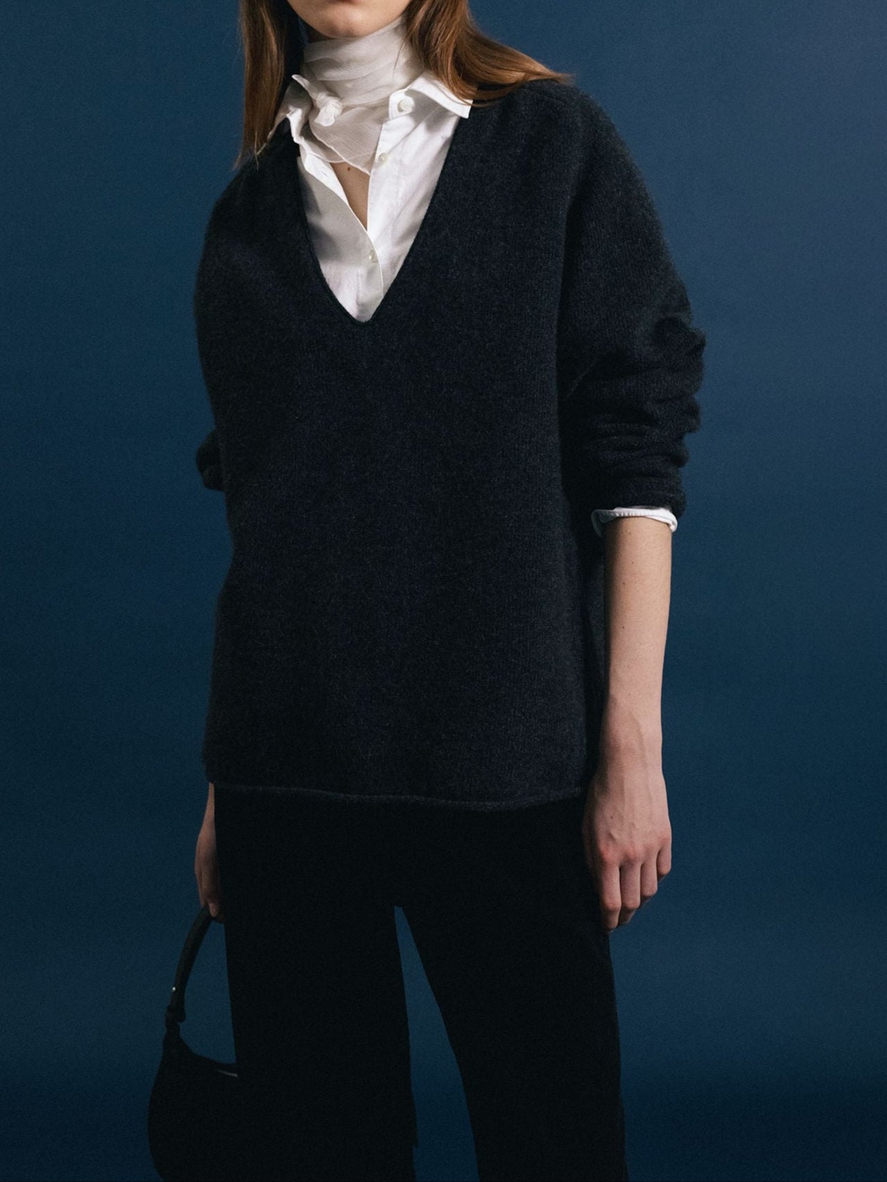 CERIN DEEP V-NECK PULLOVER (Charcoal)