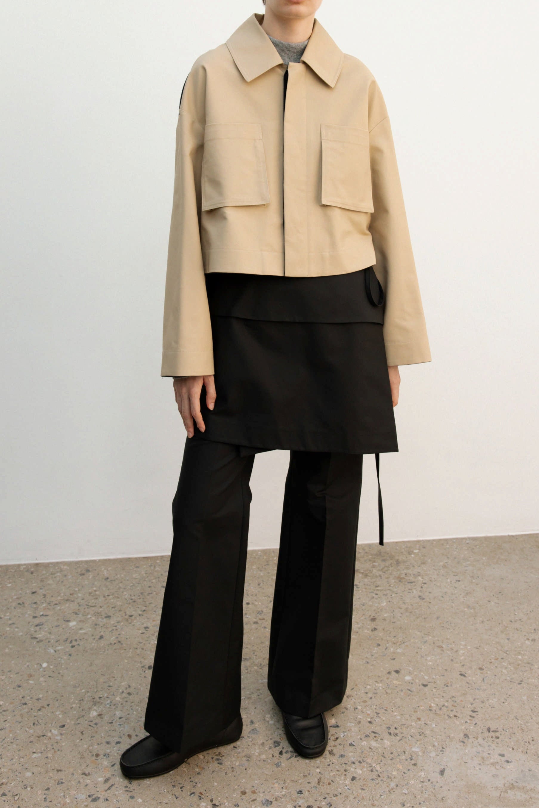 BACK FLARE SHORT COAT