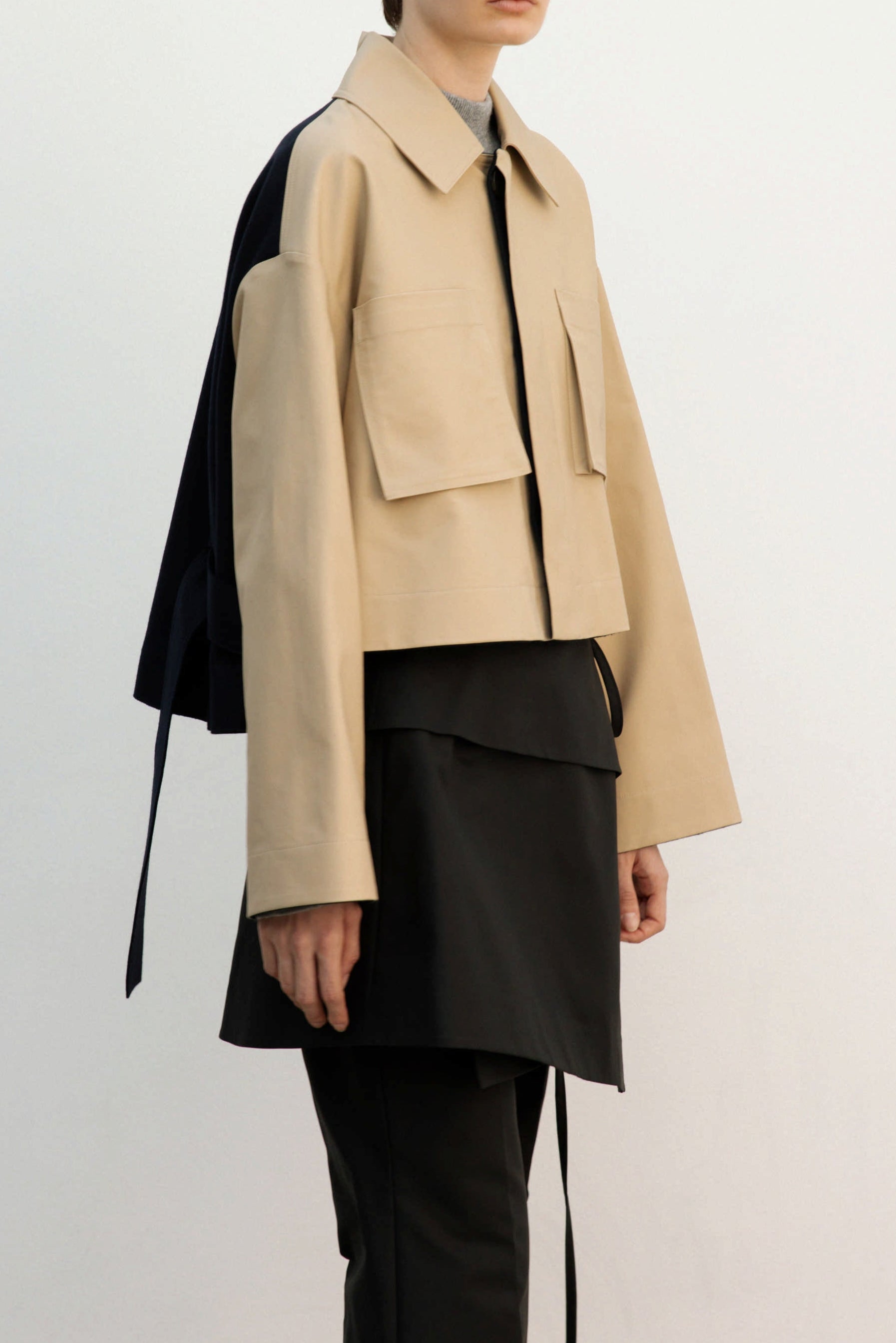 BACK FLARE SHORT COAT