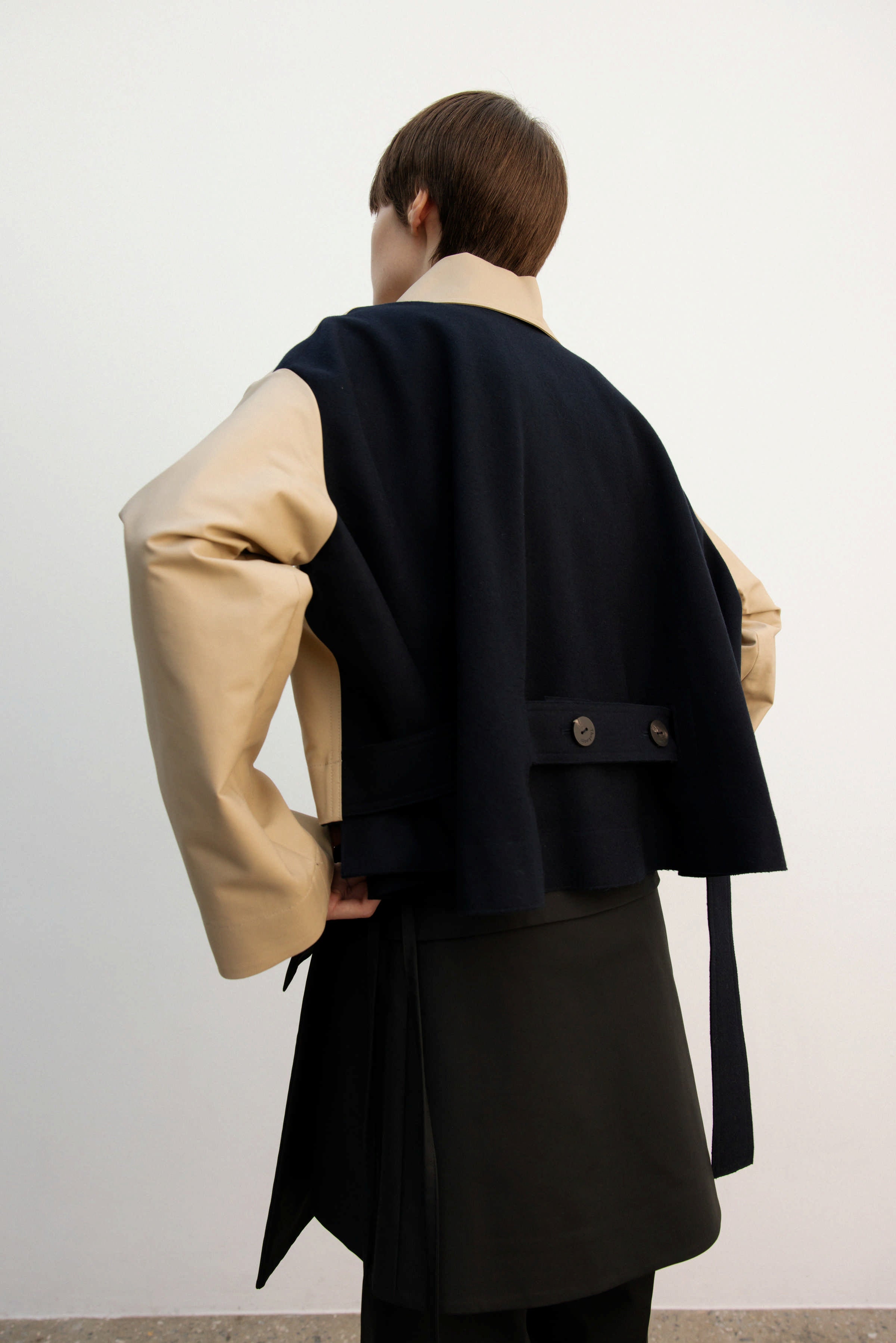 BACK FLARE SHORT COAT