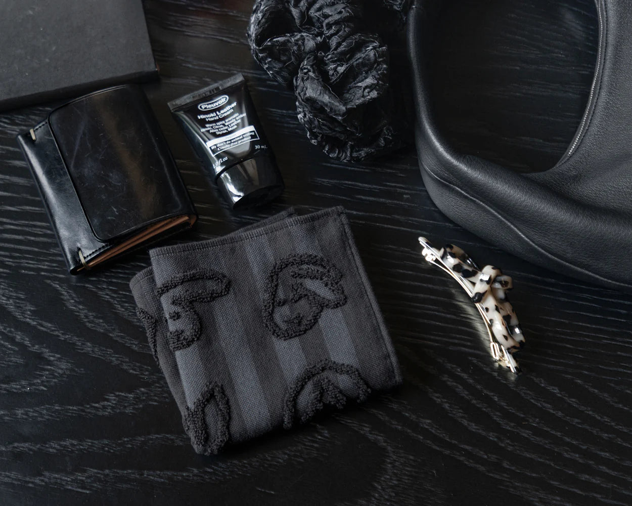 BUNNY BUNNY HAND CLOTH - BLACK