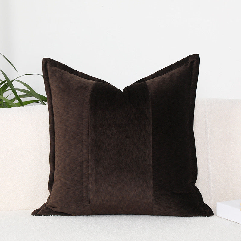 Figure lecture | Pillow | Pure Brown