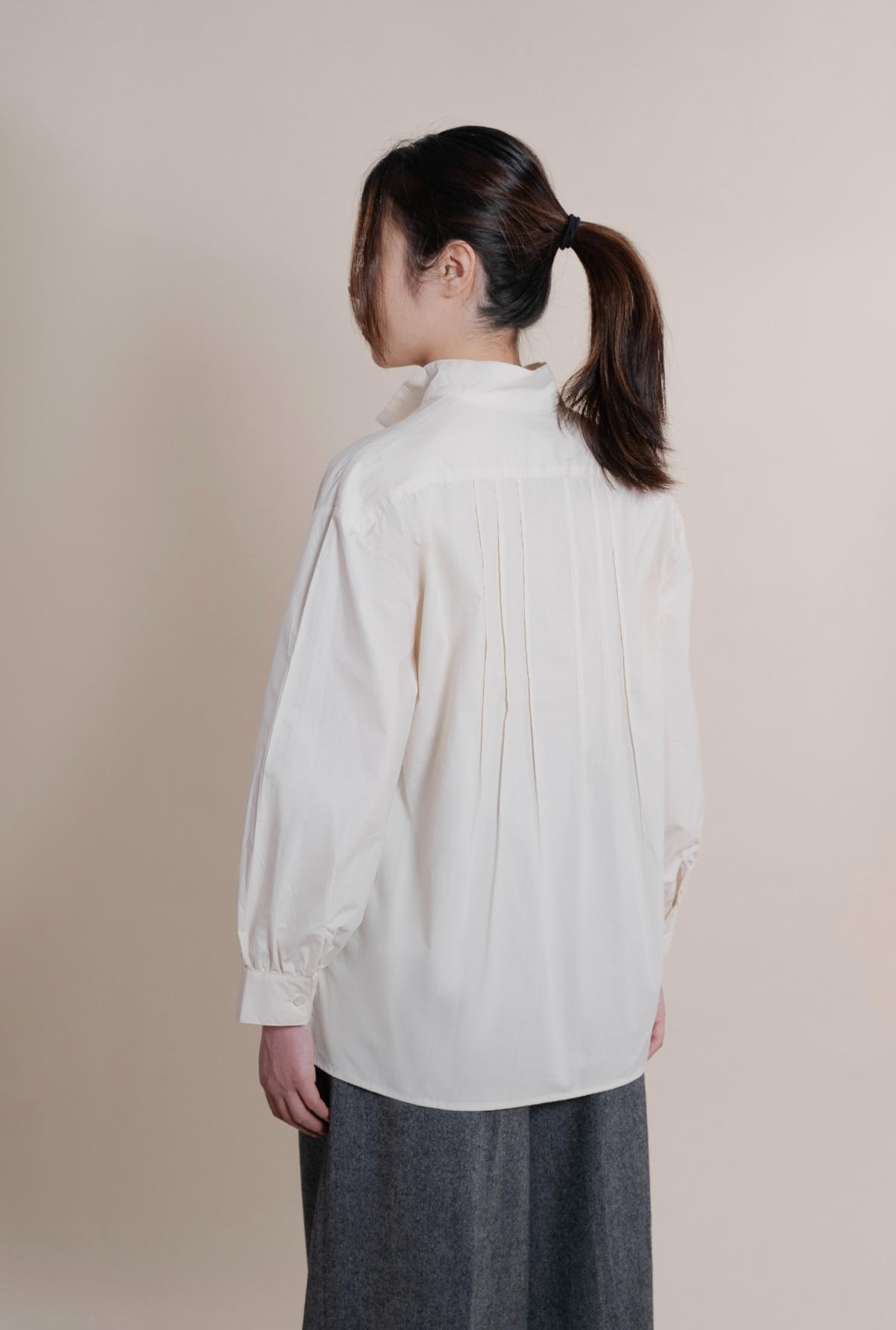 Figure Lecture | Half-buttoned Cotton Blouse | White