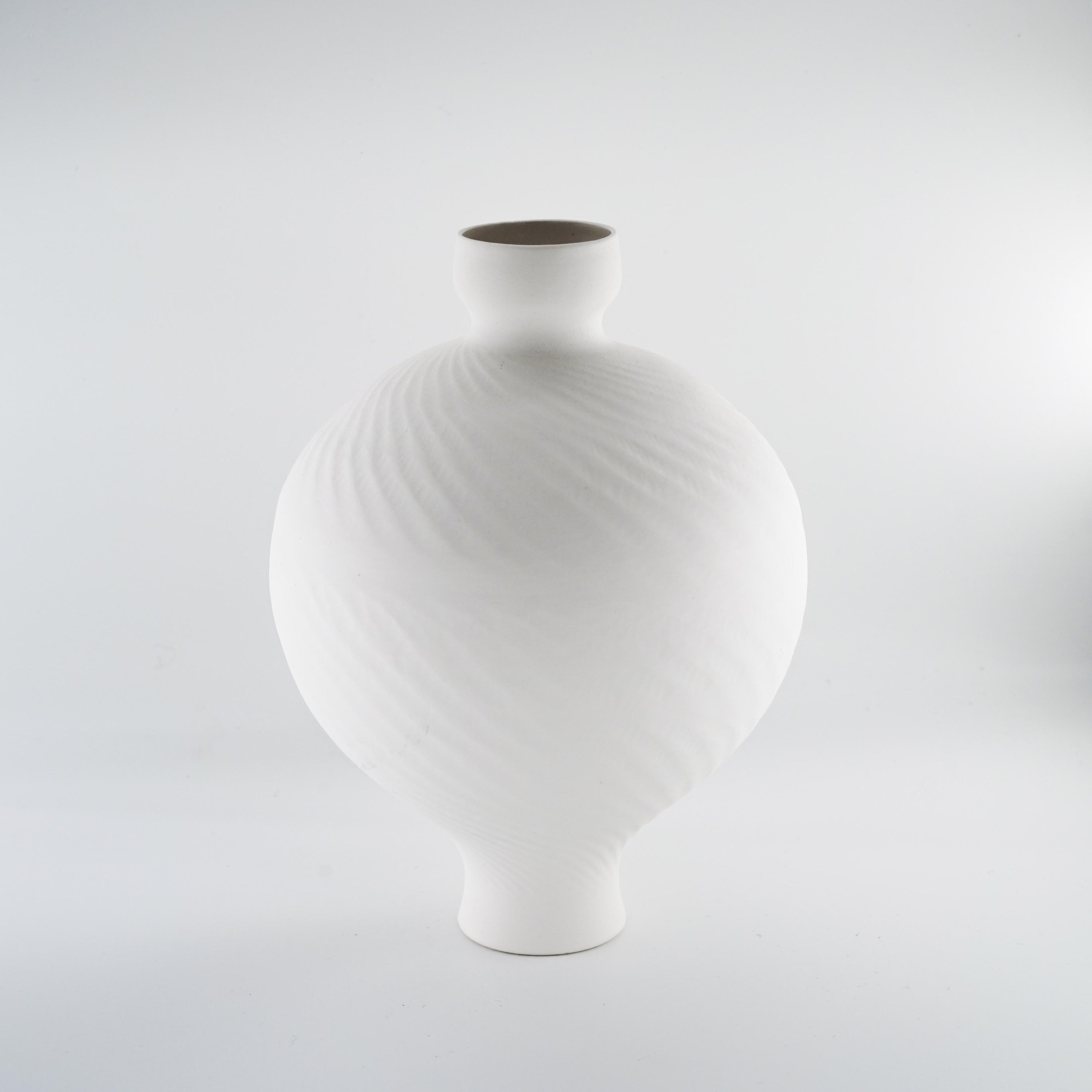 Dadan Ceramic | Off-white porcelain vase