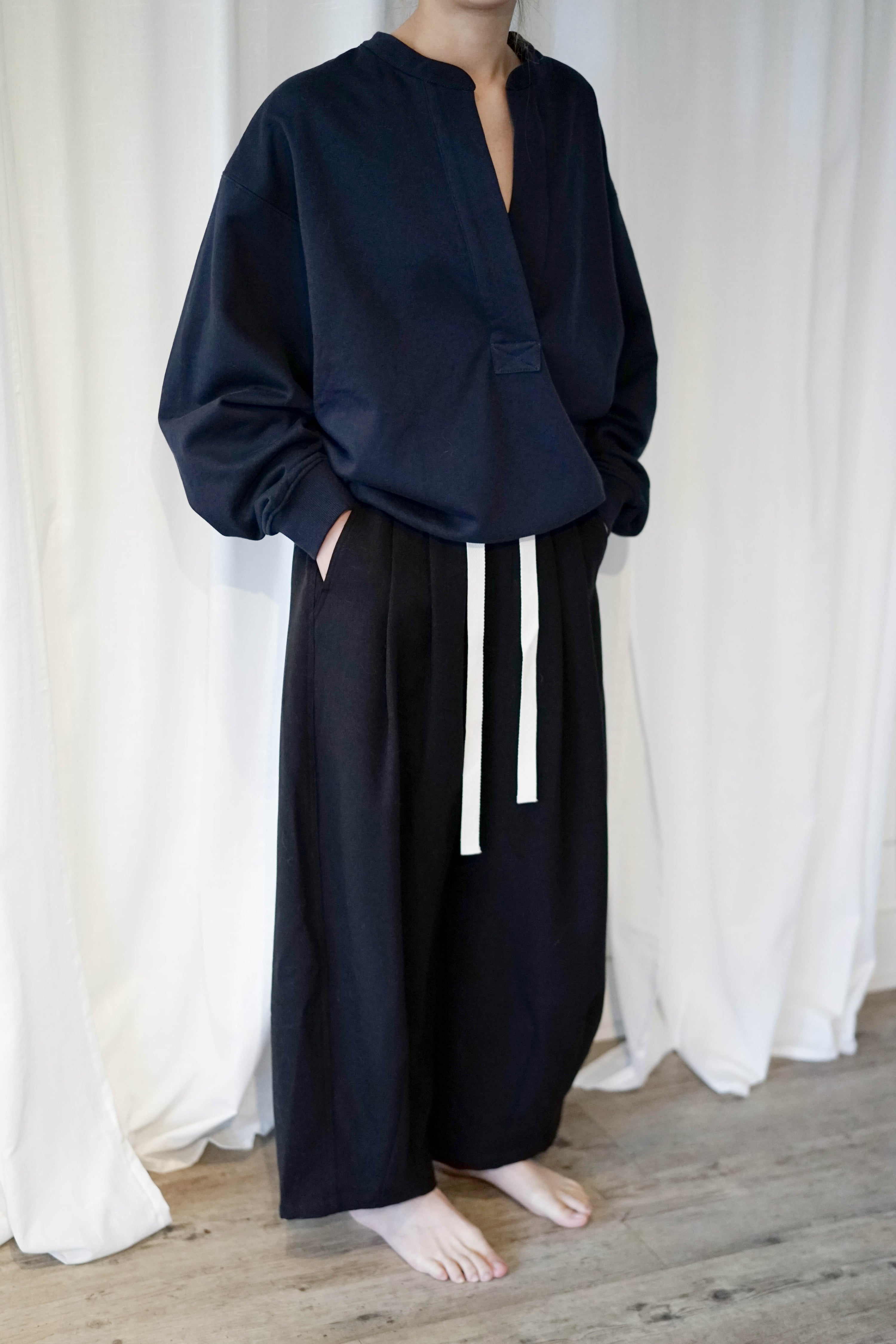 Figure Lecture | Modern V-Neck Cotton Sweatshirt