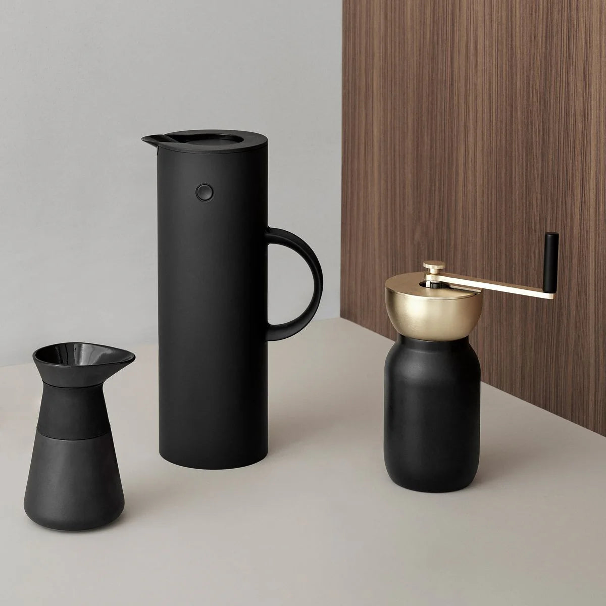 EM77 vacuum jug 1L - soft black - Stelton