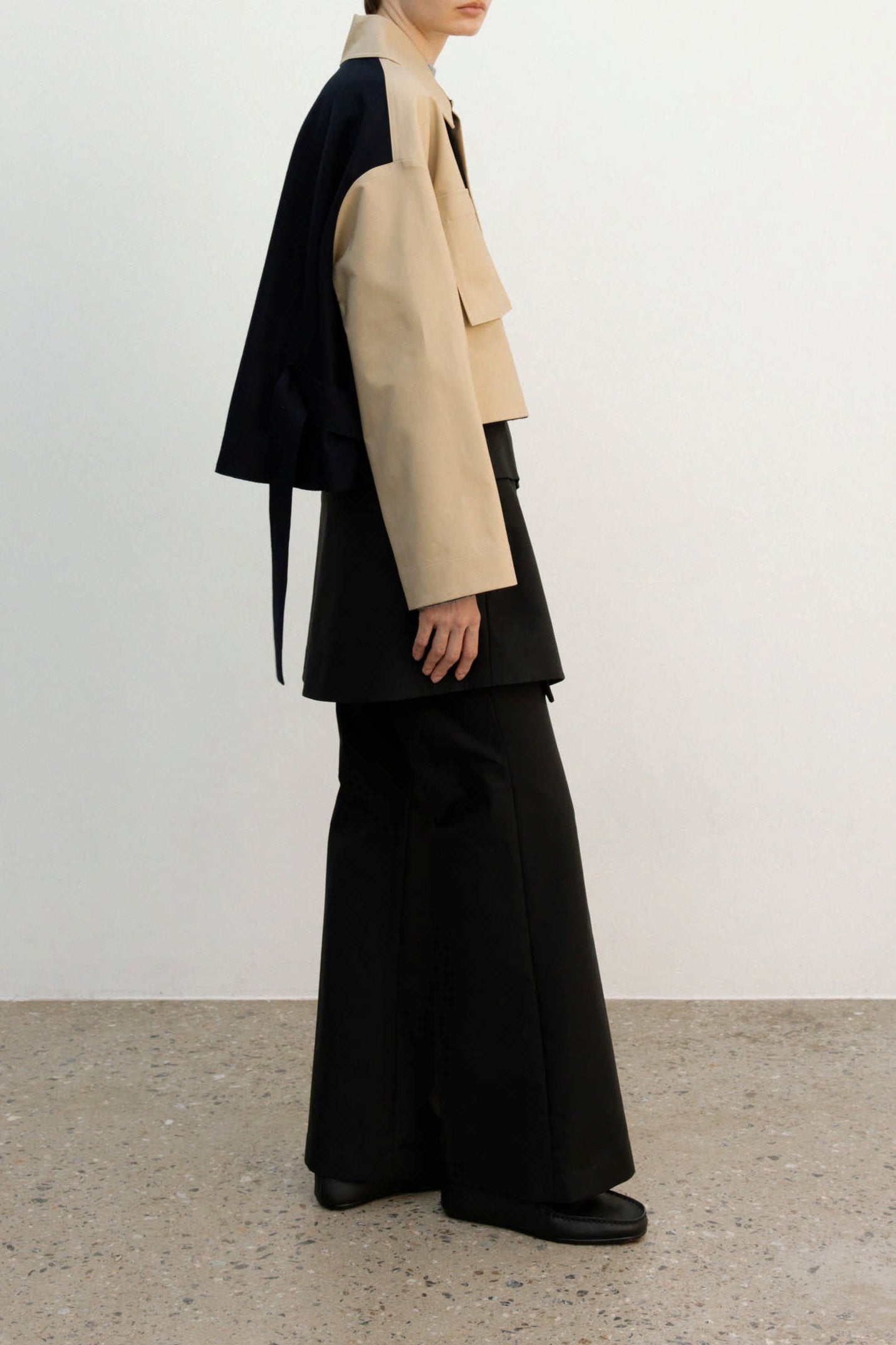 BACK FLARE SHORT COAT