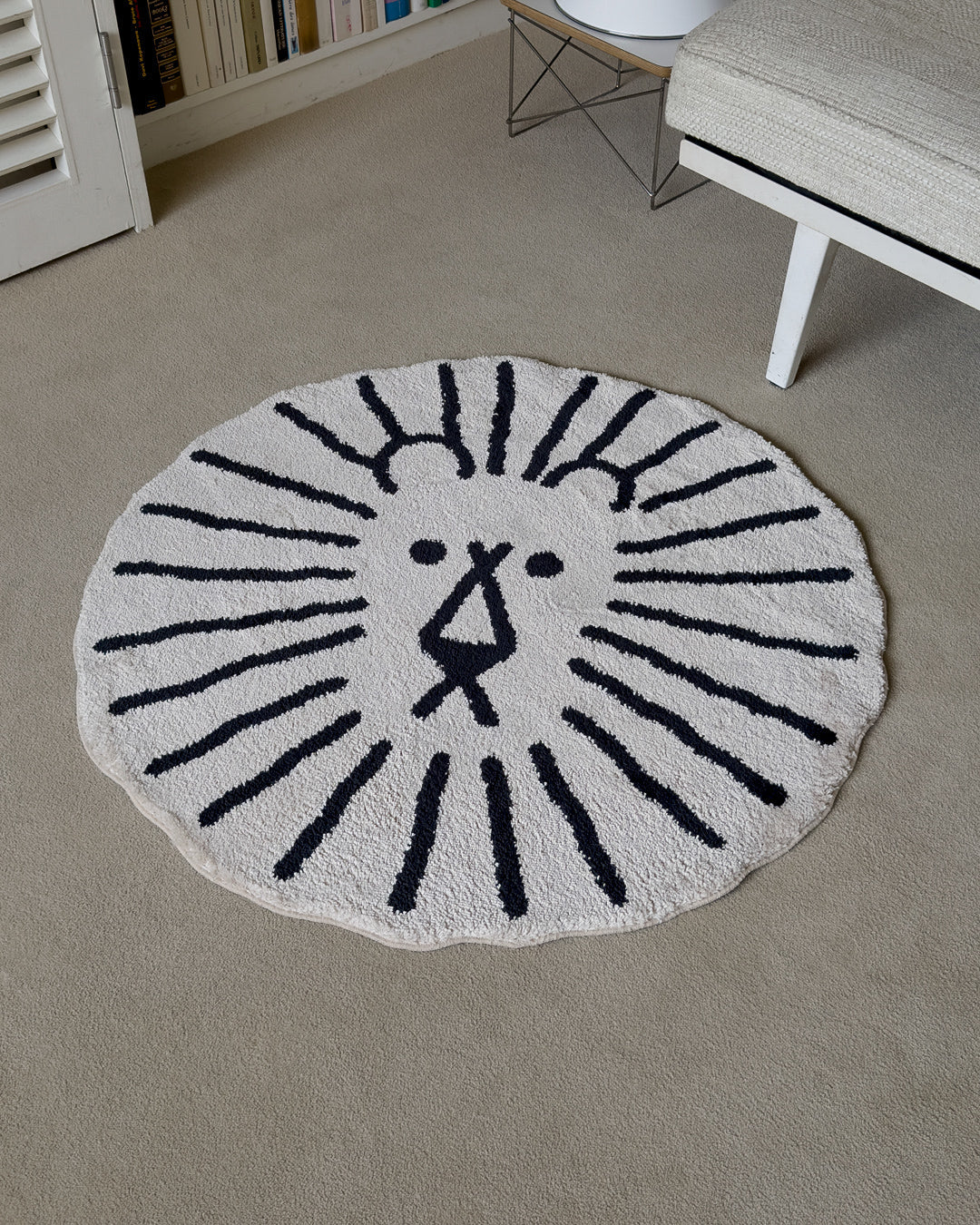 Lion Rug - BLACK LINE ON IVORY - Warmgrey Tail